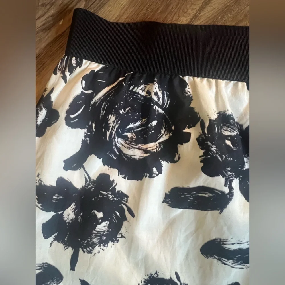 Loft by Ann Taylor ladies skirt size 14. Good condition. Elastic waist lined